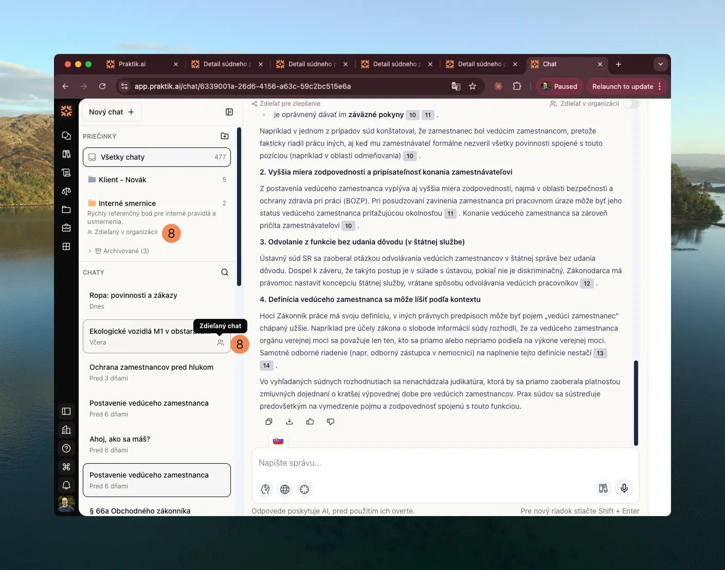 Bočný panel so zdieľaným priečinkom a chatom označenými ikonou zdieľania vyznačené číslom 8
